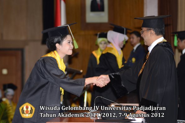 wisuda-unpad-gel-iv-2011_2012-fakultas-kedokteran-oleh-rektor-040