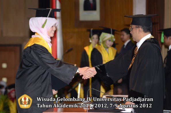 wisuda-unpad-gel-iv-2011_2012-fakultas-kedokteran-oleh-rektor-041