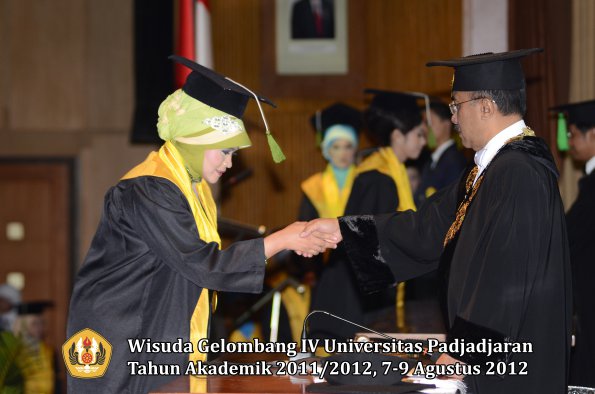 wisuda-unpad-gel-iv-2011_2012-fakultas-kedokteran-oleh-rektor-042