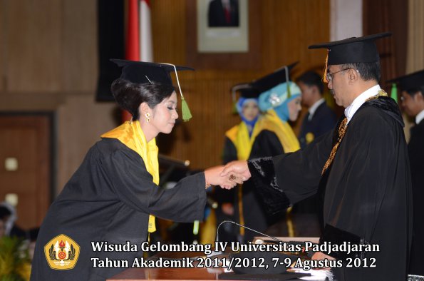 wisuda-unpad-gel-iv-2011_2012-fakultas-kedokteran-oleh-rektor-043