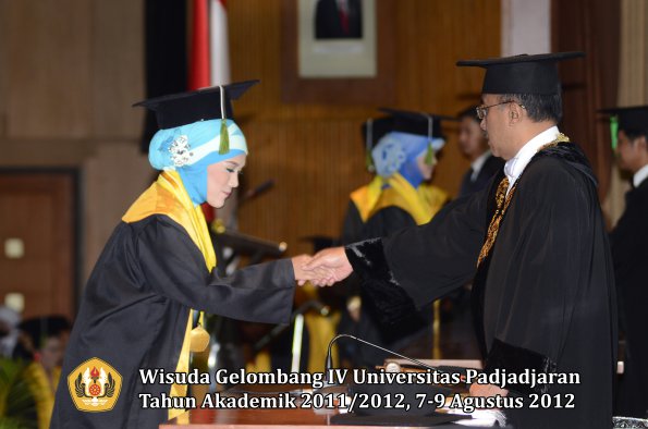 wisuda-unpad-gel-iv-2011_2012-fakultas-kedokteran-oleh-rektor-044