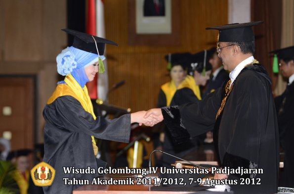 wisuda-unpad-gel-iv-2011_2012-fakultas-kedokteran-oleh-rektor-045