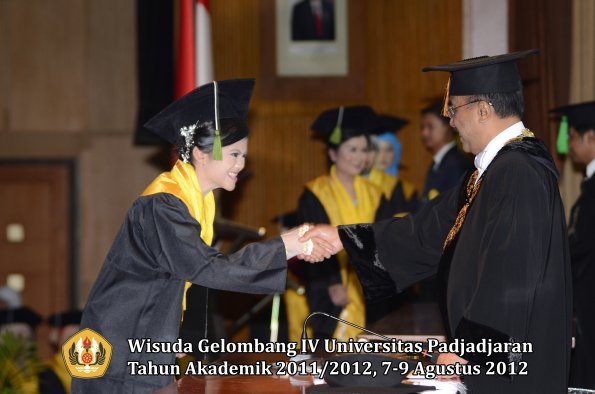 wisuda-unpad-gel-iv-2011_2012-fakultas-kedokteran-oleh-rektor-046