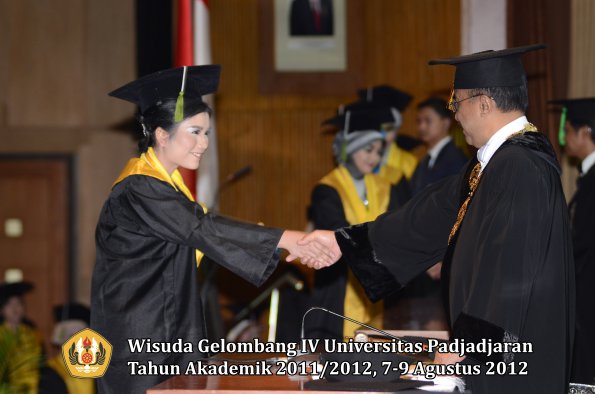 wisuda-unpad-gel-iv-2011_2012-fakultas-kedokteran-oleh-rektor-047