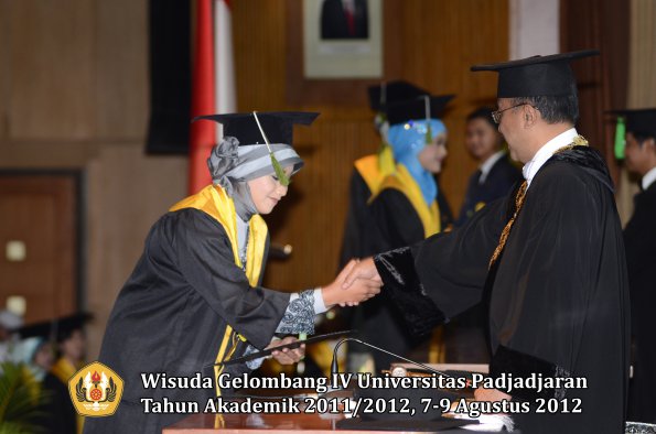 wisuda-unpad-gel-iv-2011_2012-fakultas-kedokteran-oleh-rektor-048