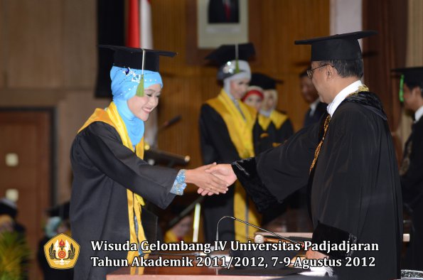 wisuda-unpad-gel-iv-2011_2012-fakultas-kedokteran-oleh-rektor-049