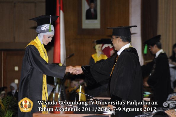 wisuda-unpad-gel-iv-2011_2012-fakultas-kedokteran-oleh-rektor-050