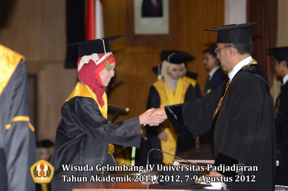 wisuda-unpad-gel-iv-2011_2012-fakultas-kedokteran-oleh-rektor-051