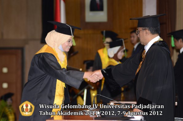 wisuda-unpad-gel-iv-2011_2012-fakultas-kedokteran-oleh-rektor-052