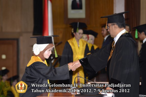 wisuda-unpad-gel-iv-2011_2012-fakultas-kedokteran-oleh-rektor-053