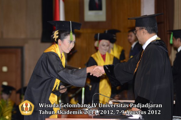 wisuda-unpad-gel-iv-2011_2012-fakultas-kedokteran-oleh-rektor-054