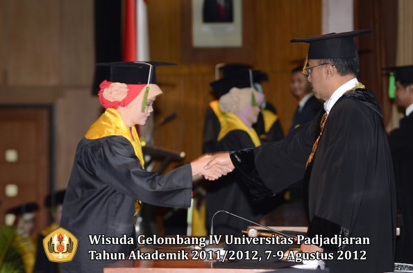 wisuda-unpad-gel-iv-2011_2012-fakultas-kedokteran-oleh-rektor-055