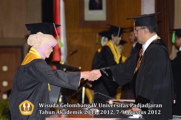 wisuda-unpad-gel-iv-2011_2012-fakultas-kedokteran-oleh-rektor-056