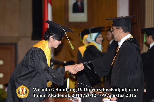 wisuda-unpad-gel-iv-2011_2012-fakultas-kedokteran-oleh-rektor-057