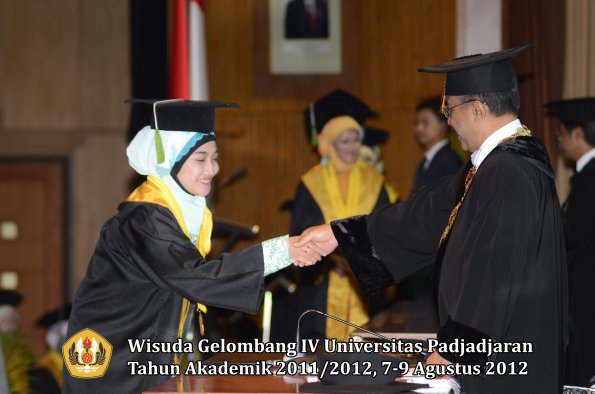 wisuda-unpad-gel-iv-2011_2012-fakultas-kedokteran-oleh-rektor-058