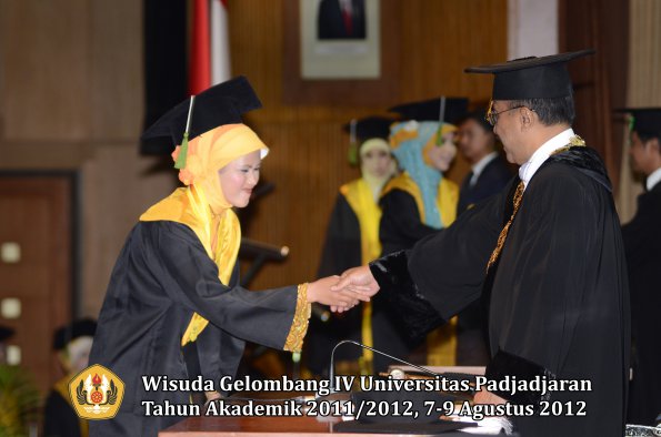 wisuda-unpad-gel-iv-2011_2012-fakultas-kedokteran-oleh-rektor-059