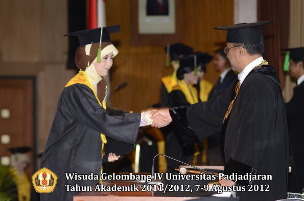 wisuda-unpad-gel-iv-2011_2012-fakultas-kedokteran-oleh-rektor-061