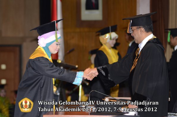 wisuda-unpad-gel-iv-2011_2012-fakultas-kedokteran-oleh-rektor-067