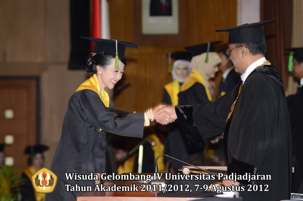 wisuda-unpad-gel-iv-2011_2012-fakultas-kedokteran-oleh-rektor-070