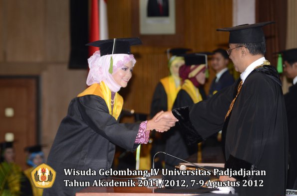 wisuda-unpad-gel-iv-2011_2012-fakultas-kedokteran-oleh-rektor-072