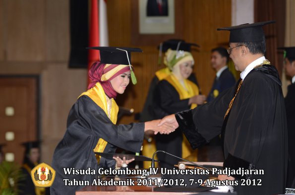 wisuda-unpad-gel-iv-2011_2012-fakultas-kedokteran-oleh-rektor-073