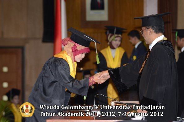 wisuda-unpad-gel-iv-2011_2012-fakultas-kedokteran-oleh-rektor-076