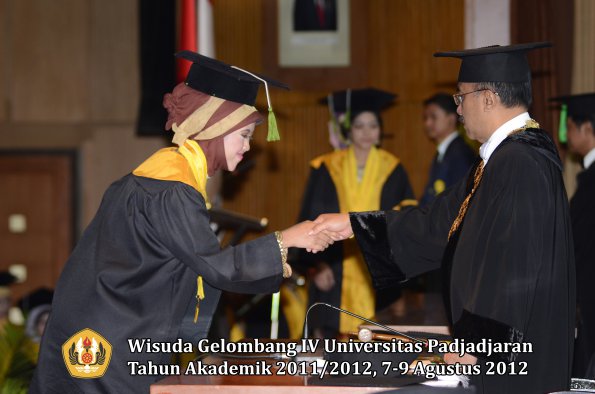 wisuda-unpad-gel-iv-2011_2012-fakultas-kedokteran-oleh-rektor-077