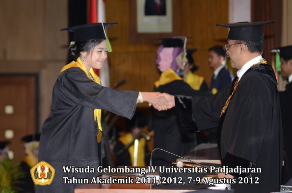 wisuda-unpad-gel-iv-2011_2012-fakultas-kedokteran-oleh-rektor-078