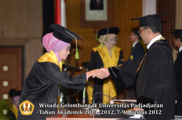 wisuda-unpad-gel-iv-2011_2012-fakultas-kedokteran-oleh-rektor-087