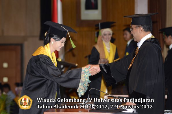 wisuda-unpad-gel-iv-2011_2012-fakultas-kedokteran-oleh-rektor-089