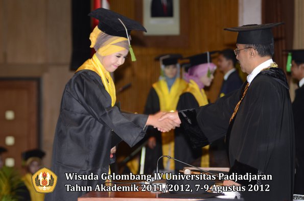 wisuda-unpad-gel-iv-2011_2012-fakultas-kedokteran-oleh-rektor-094