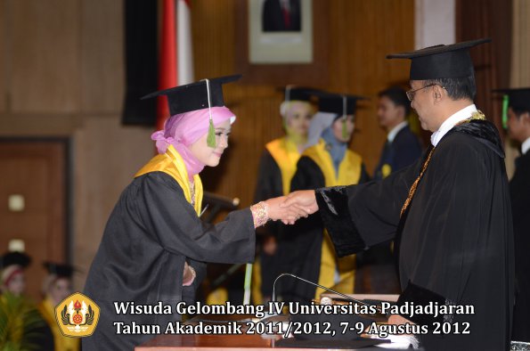 wisuda-unpad-gel-iv-2011_2012-fakultas-kedokteran-oleh-rektor-095