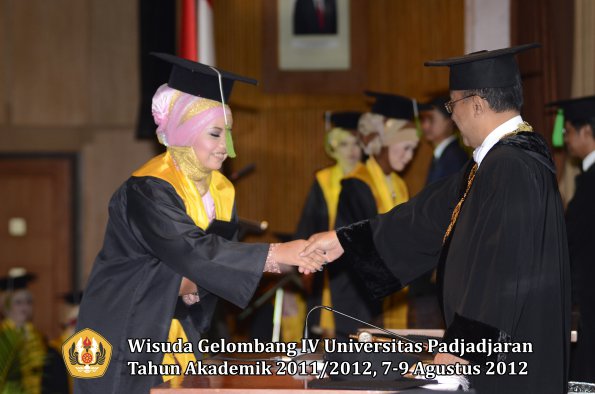 wisuda-unpad-gel-iv-2011_2012-fakultas-kedokteran-oleh-rektor-097