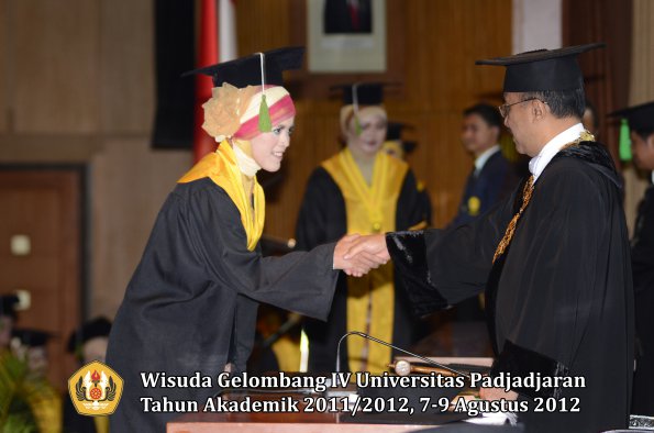 wisuda-unpad-gel-iv-2011_2012-fakultas-kedokteran-oleh-rektor-105