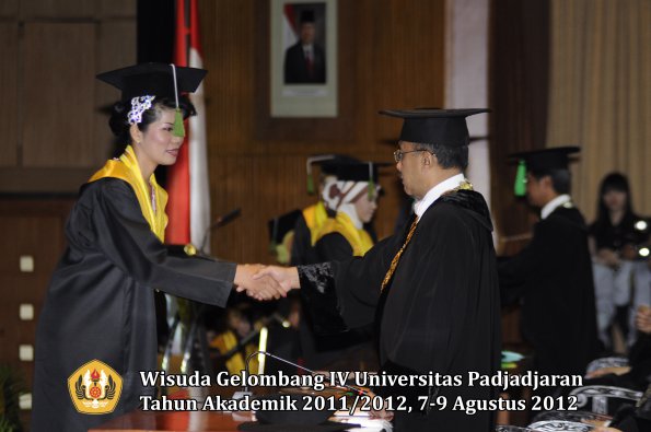 wisuda-unpad-gel-iv-2011_2012-fakultas-kedokteran-oleh-rektor-115