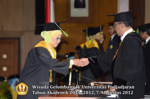 wisuda-unpad-gel-iv-2011_2012-fakultas-kedokteran-oleh-rektor-119