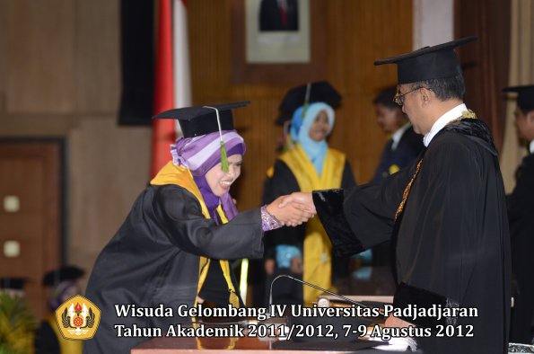 wisuda-unpad-gel-iv-2011_2012-fakultas-kedokteran-oleh-rektor-126