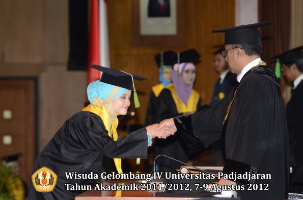 wisuda-unpad-gel-iv-2011_2012-fakultas-kedokteran-oleh-rektor-129