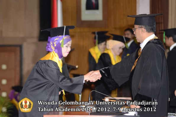 wisuda-unpad-gel-iv-2011_2012-fakultas-kedokteran-oleh-rektor-133