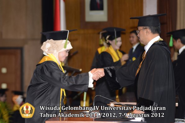 wisuda-unpad-gel-iv-2011_2012-fakultas-kedokteran-oleh-rektor-139