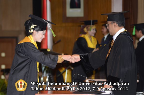 wisuda-unpad-gel-iv-2011_2012-fakultas-kedokteran-oleh-rektor-140