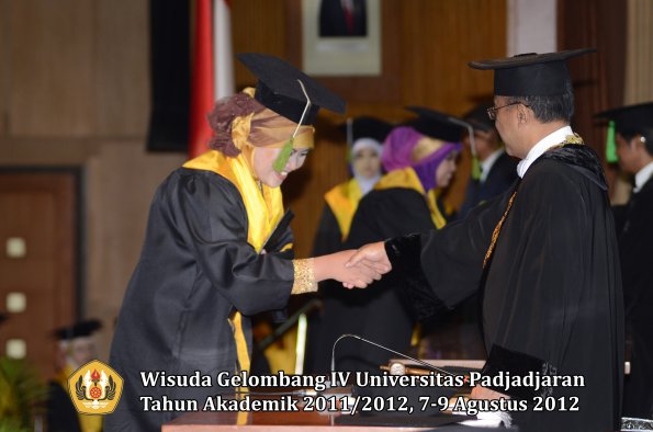 wisuda-unpad-gel-iv-2011_2012-fakultas-kedokteran-oleh-rektor-141