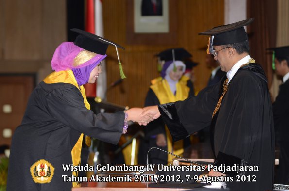 wisuda-unpad-gel-iv-2011_2012-fakultas-kedokteran-oleh-rektor-142