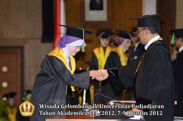 wisuda-unpad-gel-iv-2011_2012-fakultas-kedokteran-oleh-rektor-143