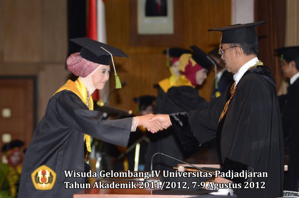 wisuda-unpad-gel-iv-2011_2012-fakultas-kedokteran-oleh-rektor-144