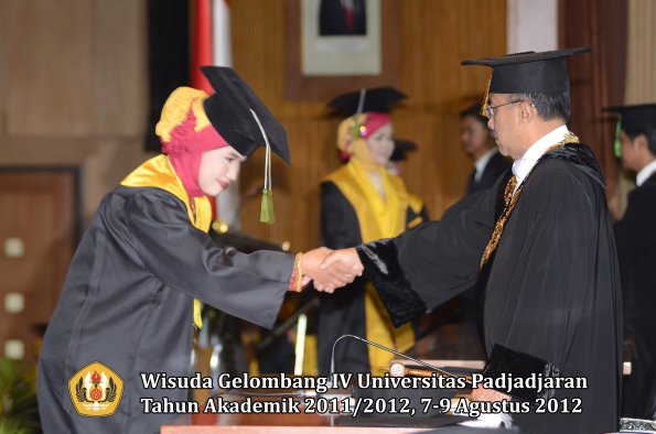 wisuda-unpad-gel-iv-2011_2012-fakultas-kedokteran-oleh-rektor-145