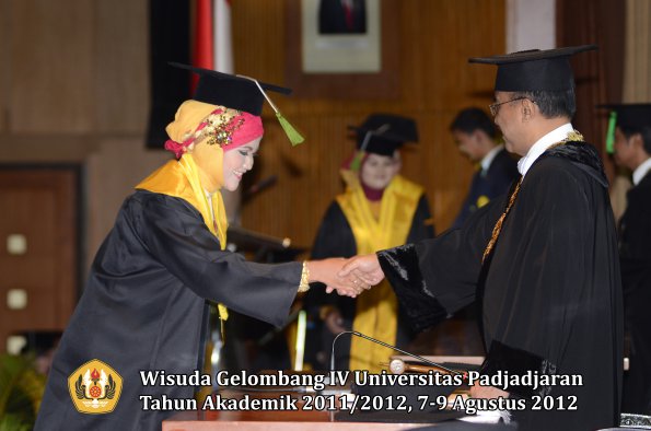 wisuda-unpad-gel-iv-2011_2012-fakultas-kedokteran-oleh-rektor-146