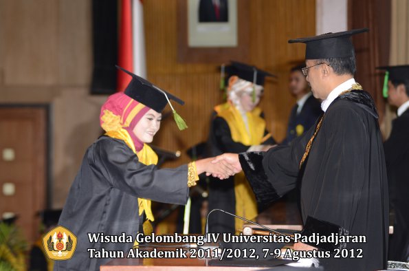 wisuda-unpad-gel-iv-2011_2012-fakultas-kedokteran-oleh-rektor-147