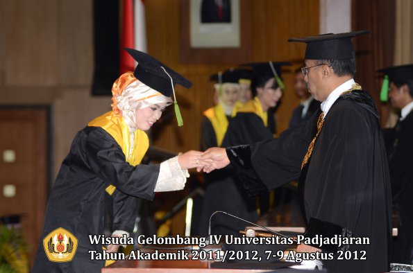 wisuda-unpad-gel-iv-2011_2012-fakultas-kedokteran-oleh-rektor-148