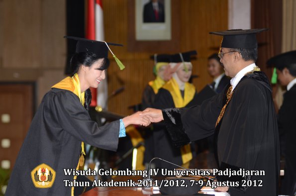 wisuda-unpad-gel-iv-2011_2012-fakultas-kedokteran-oleh-rektor-149